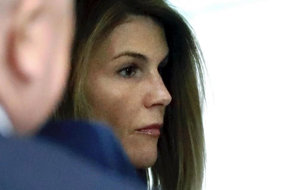 La actriz Lori Loughlin se entregó este viernes a las autoridades para cumplir su sentencia de dos meses en prisión por el delito de soborno.