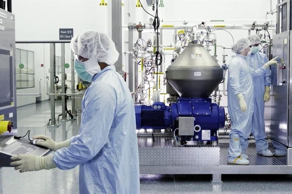 Persona de Regeneron Pharmaceuticals en una planta de la compañía.