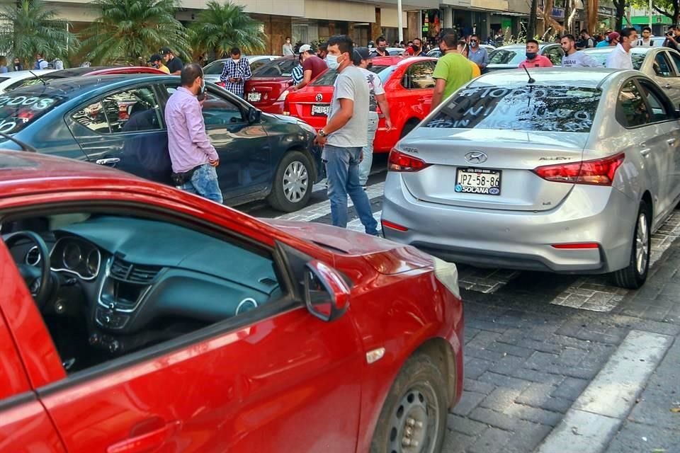 Los choferes protestan por los horarios en que no se les permitirá operar durante el botón de emergencia.