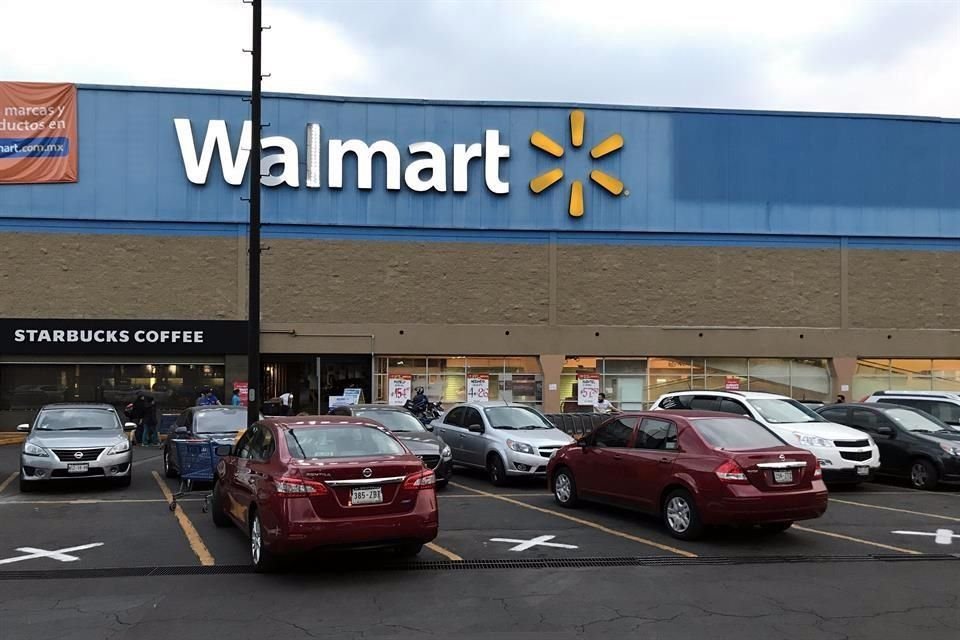 Profeco cobró las multas acumuladas de Walmart tras embargar una de sus bodegas.