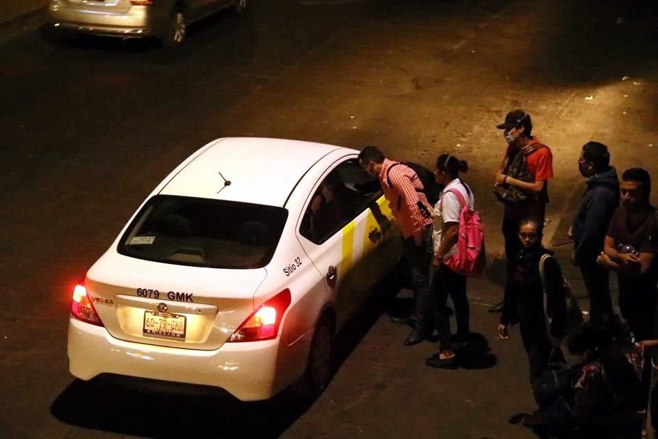 La gente trataba de negociar tarifas si varias personas abordaban una unidad.