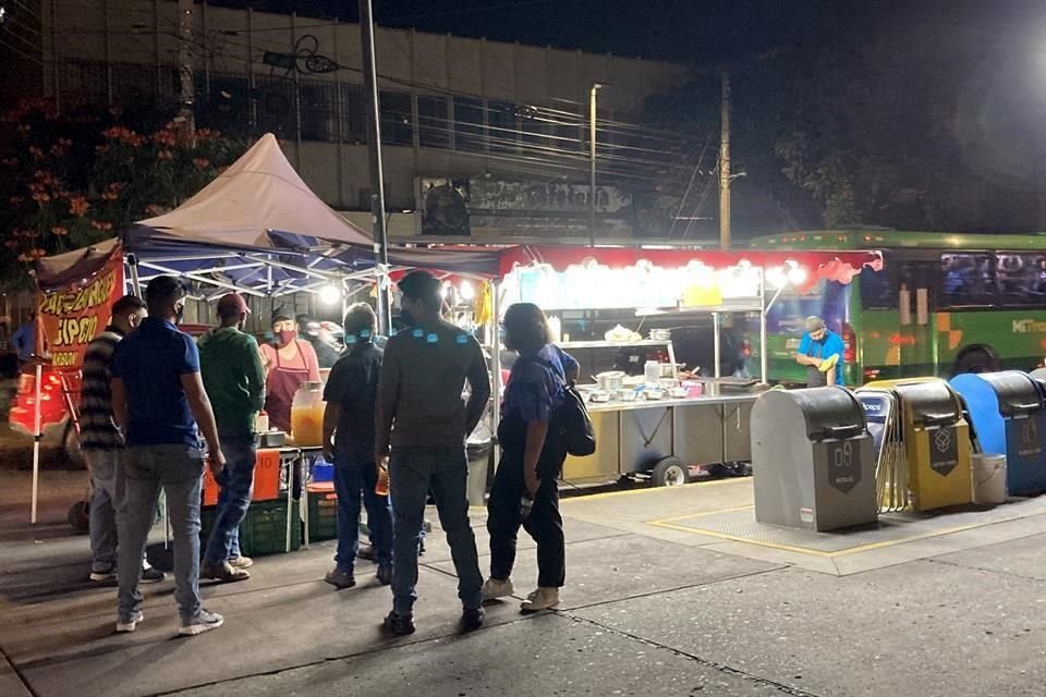 Este puesto ubicado en Chapultepec esquina con Pedro Morena, fue clausurado por el Ayuntamiento tras un operativo.