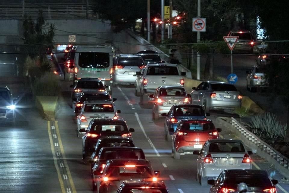 A las 21:26 horas, el congestionamiento seguía en López Mateos Sur.