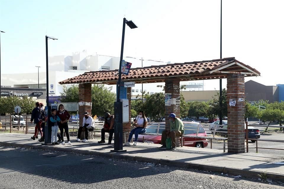 En las paradas de camión en zonas como Avenida López Mateos Sur, la confusión e incertidumbre reina en los usuarios, debido a que algunos no se enteraron de las restricciones.