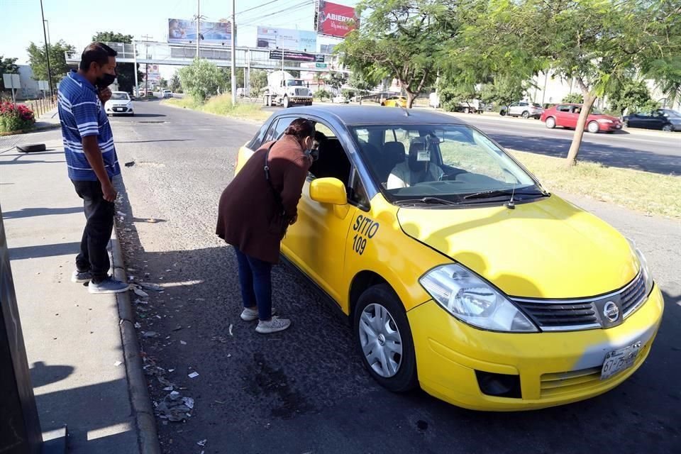 Muchos usuarios de trasporte se quejaron del cobro de los taxis, ante el botón de emergencia.