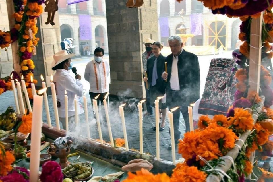 En Palacio Nacional se instalaron varias ofrendas de pueblos originarios.