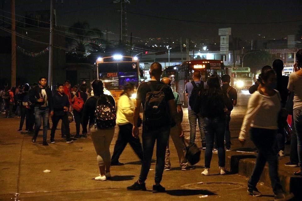 El primer día de la implementación del botón de emergencia fue un caos con el transporte público y con el tráfico.