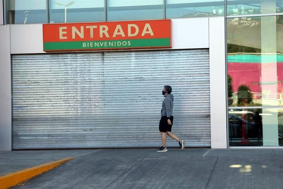 Decenas de personas estaban confundidas por el cierre de supermercados.