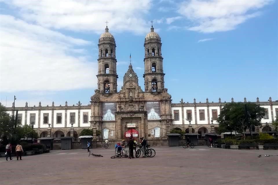 En la Basílica de Zapopan no se celebró misa y hay poca gente en la Plaza de las Américas.