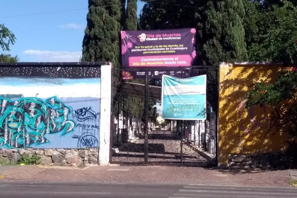 Aunque los panteones estuvieron cerrados, algunos vendedores de flores, ofrecían sus productos de forma discreta.