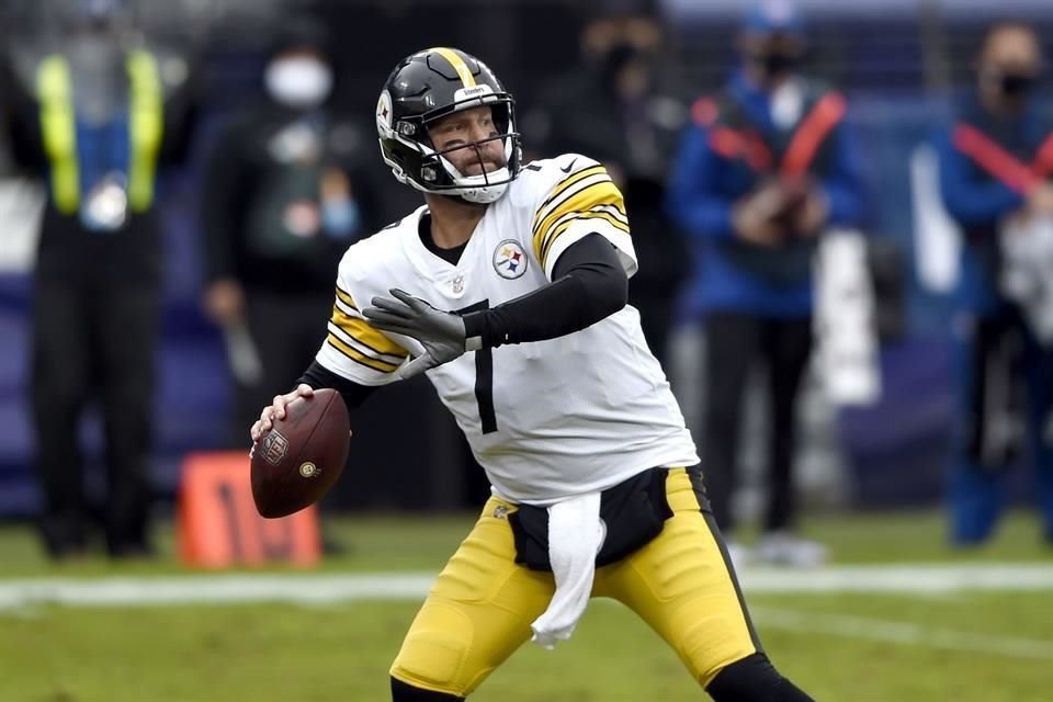 Ben Roethlisberger lanzó para dos anotaciones.