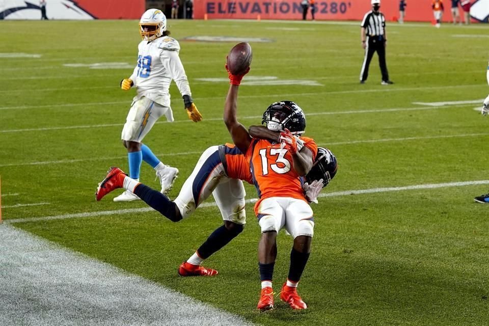 K.J. Hamler (13) logró el touchdown que dio forma al triunfo sobre los Cargadores.