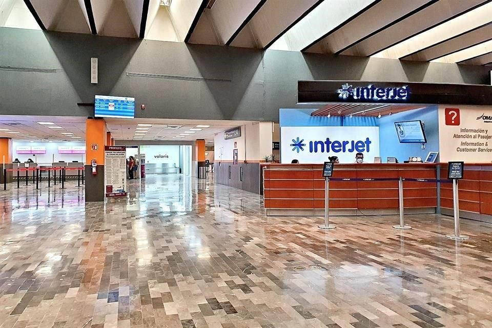 En el aeropuerto de Monterrey, el personal de Interjet no trabajó ayer. Sólo había un módulo que informaba la suspensión de vuelos.