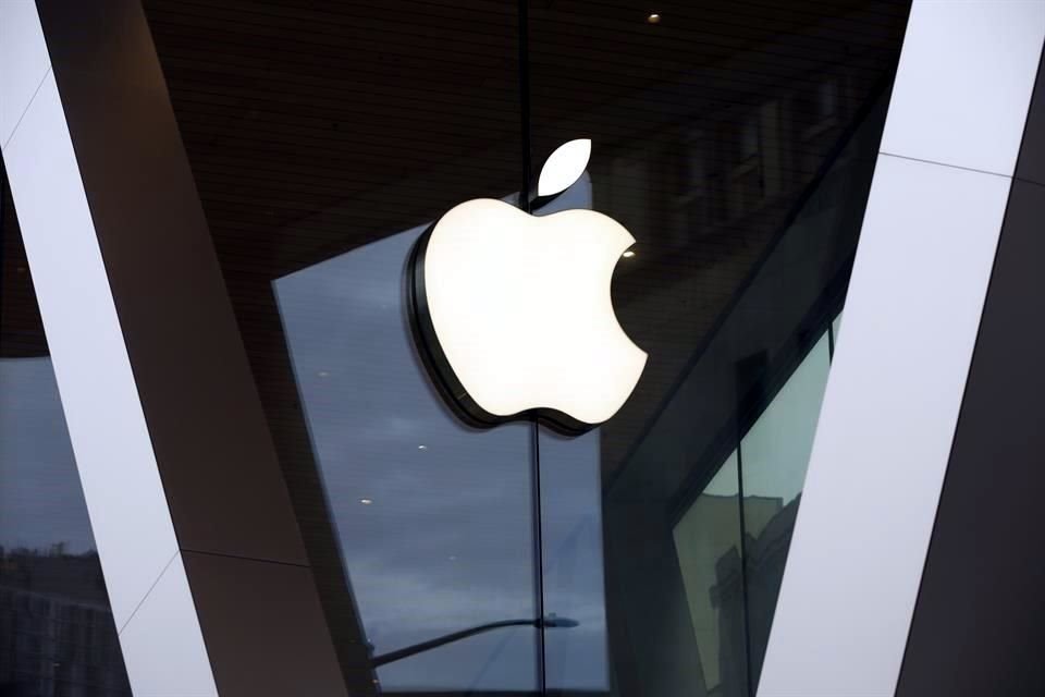 Apple dijo que está haciendo el cambio para ayudar financieramente a los pequeños desarrolladores y brindarles una forma de invertir en sus negocios en medio de las luchas económicas causadas por la pandemia de Covid-19.