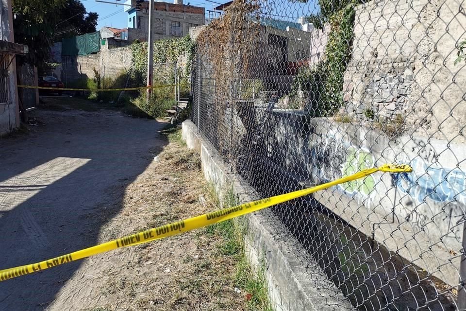 La víctima aparentaba alrededor de 30 años y su cadáver se localizaba justo a un costado de un puente peatonal de hierro por el que se cruza el canal.