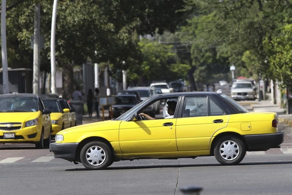 La Semadet amplió el plazo para obtener el holograma para taxis y vehículos de plataforma de transporte.