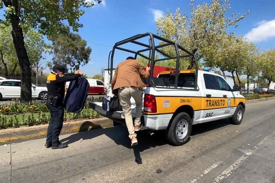 Policías locales apoyan en el traslado de personas afectadas por el cierre.