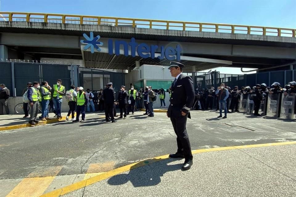 La protesta en Circuito Interior es a la altura de las oficinas de Interjet en el AICM.