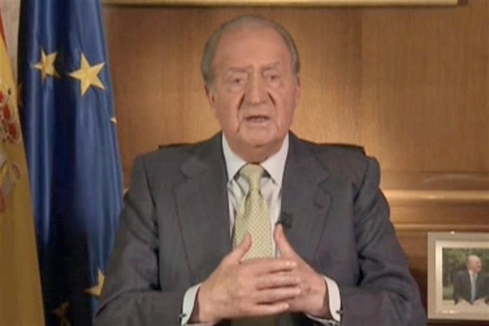 El Rey Juan Carlos está siendo investigado por fiscales españoles por el uso de tarjetas de crédito de bancos extranjeros que no estaban a su nombre.