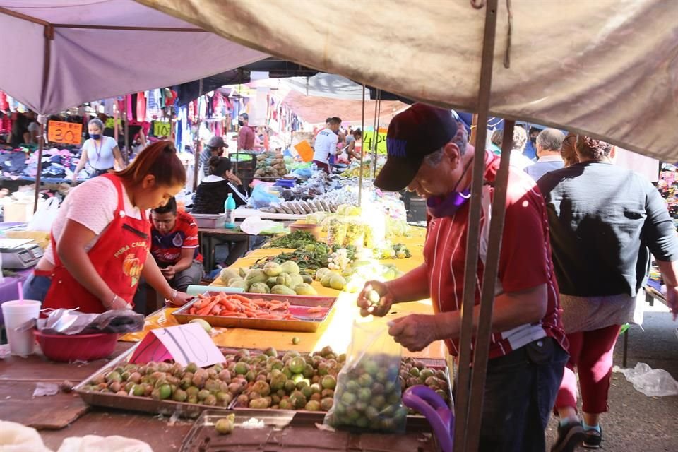 Locatarios y clientes del tianguis descuidan el uso del cubrebocas.