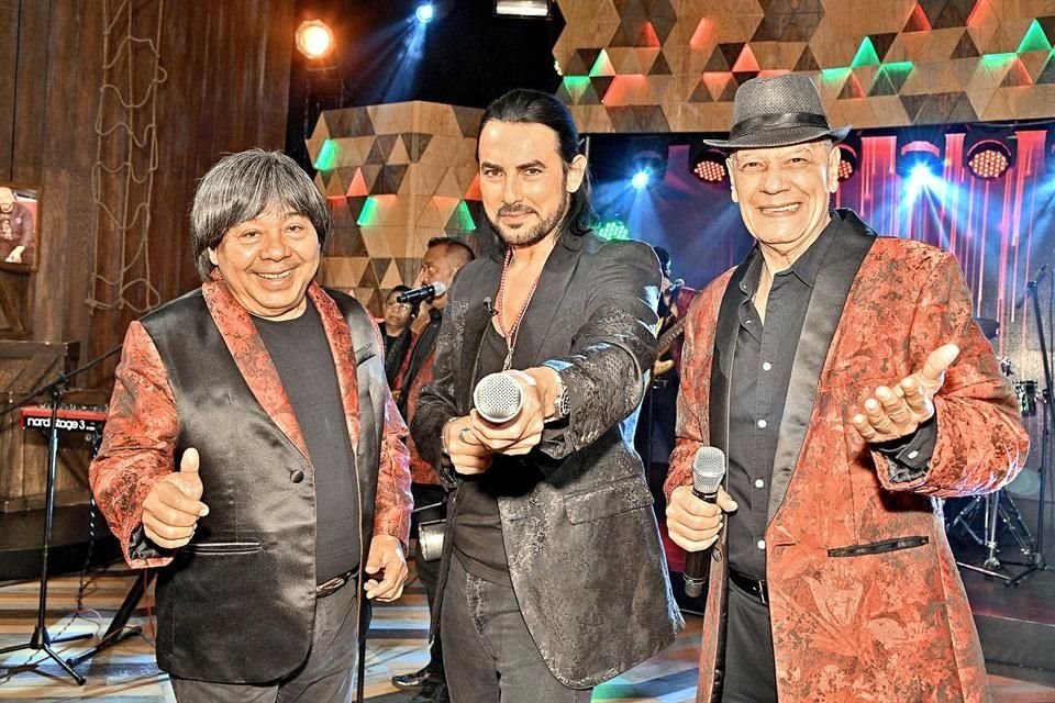 El chileno y el grupo mexicano lanzan mañana la 'Cumbia del Encierro', en alianza con TV Azteca, para recaudar fondos.