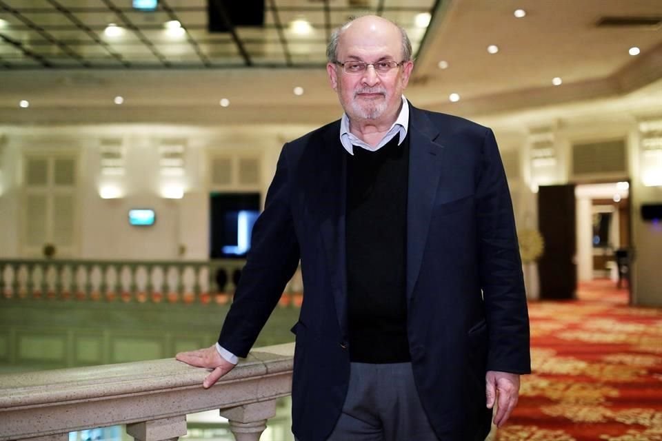 El escritor Salman Rushdie participará en la edición virtual de la FIL de Guadalajara.