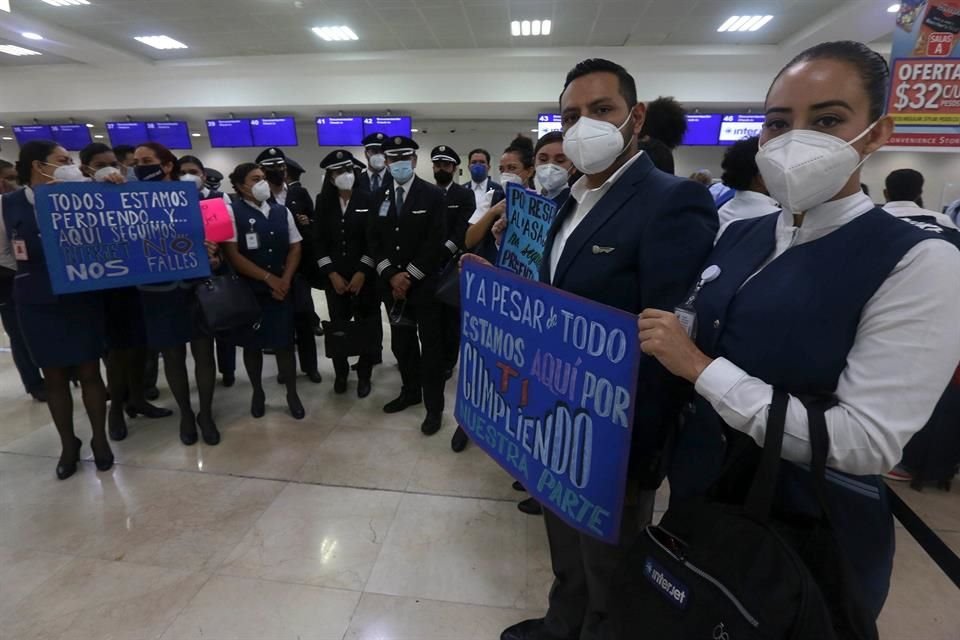 El martes pasado, en el AICM también se manifestaron otros colaboradores activos de la empresa para exigir el pago de cuatro quincenas.