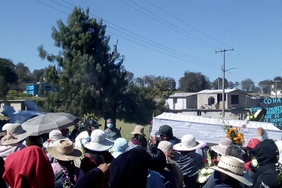El ataúd fue trasladado hacia el panteón de la comunidad.