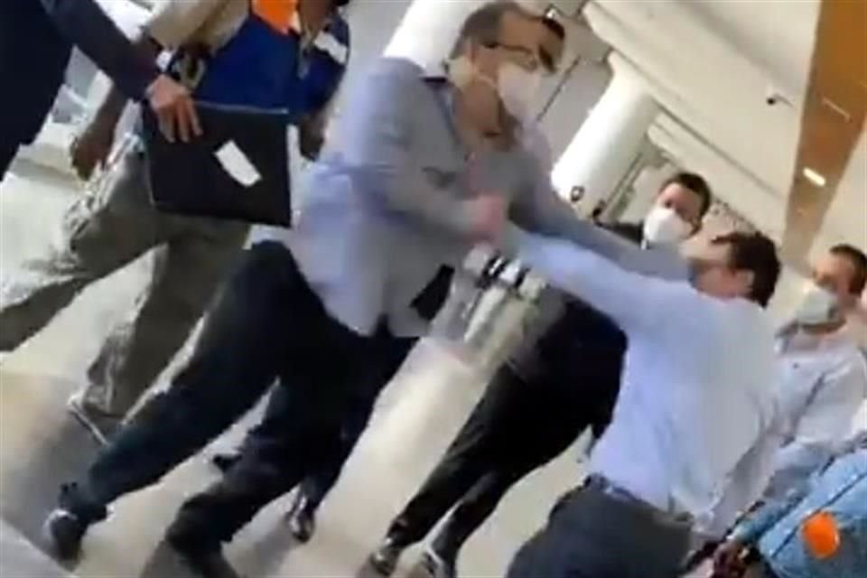 Según se muestra en imágenes que circulan en redes sociales, uno de los involucrados comenzó a instigar y proferir insultos hacia su contraparte.