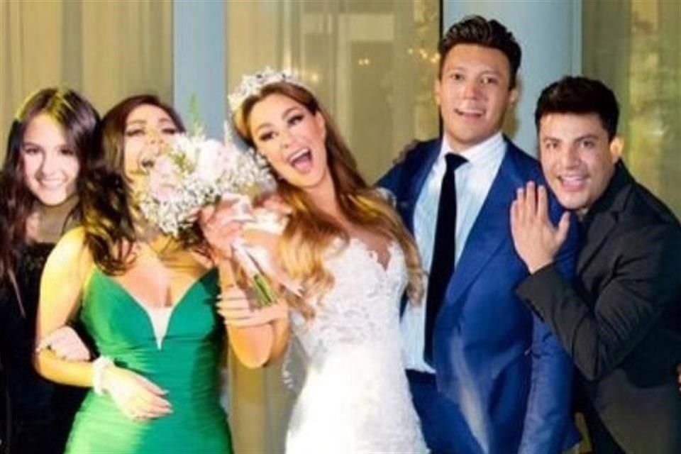 Ninel Conde en su unión simbólica con Larry Ramos (azul)