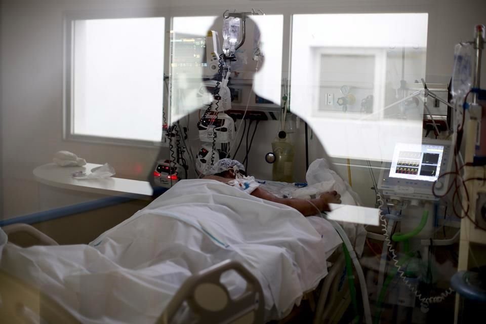 Pese a que se activó el botón de emergencia, la Secretaría de Salud Jalisco reportó 850 contagios nuevos y 17 mil 194 casos sospechosos.