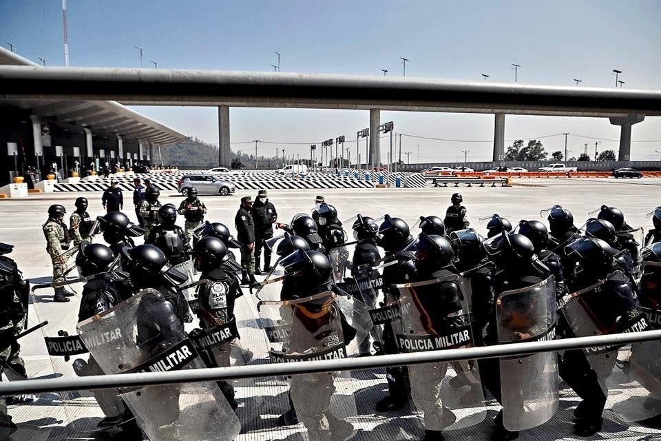 Brigadas de la Policía Militar en el operativo de la Guardia Nacional para retomar el control de las casetas.