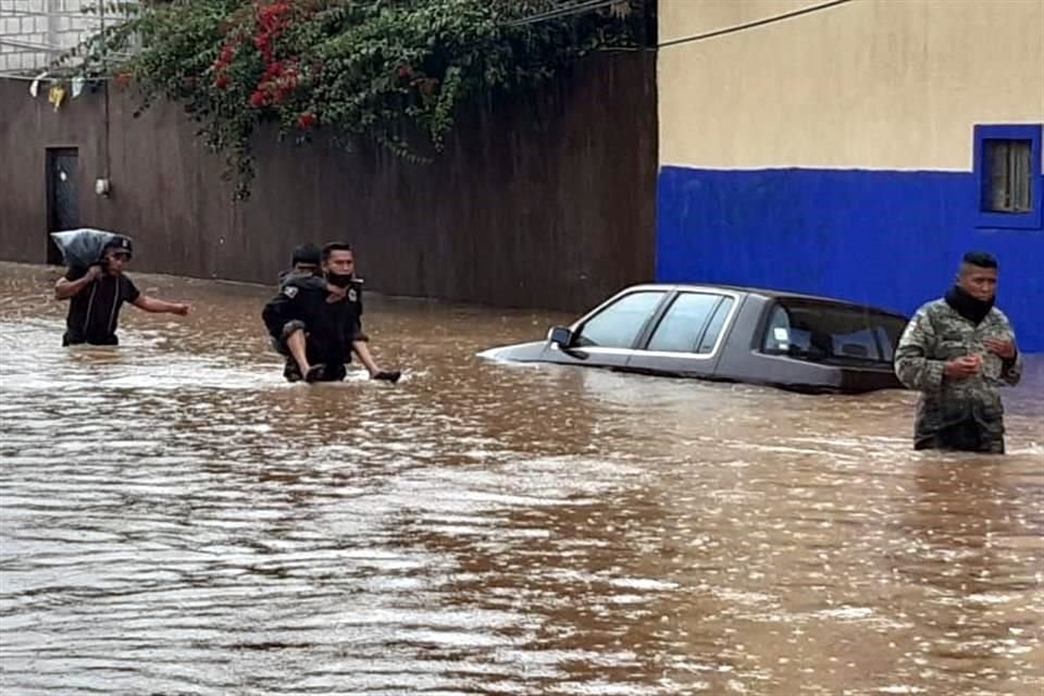 Elementos de Protección Civil estatal han apoyado a la población que ha sufrido inundaciones.