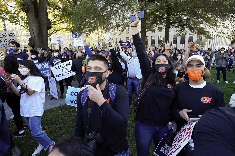 En la llamada Black Lives Matter Plaza, muy cerca de la Casa Blanca, estadounidenses recibieron los resultados.