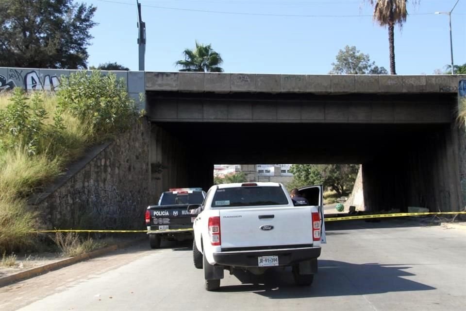 Se estableció que probablemente que el hombre fue asesinado cerca de las 6:00 horas. Junto a él se halló un casquillo de bala, pero no se especificó el calibre.