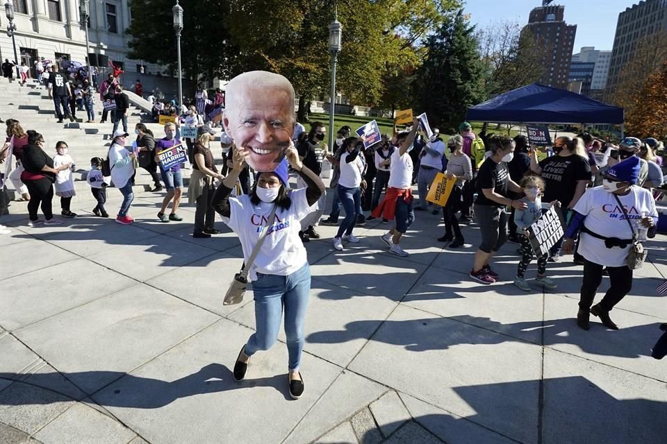 Gente baila en Harrisburg, Pensilvania, luego del triunfo de los demócratas.