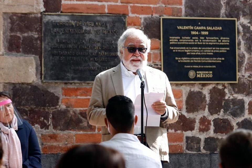 Alejandro Encinas participó en la develación de una placa conmemorativa del 110 aniversario de Demetrio Vallejo, en el Archivo General de la Nación.