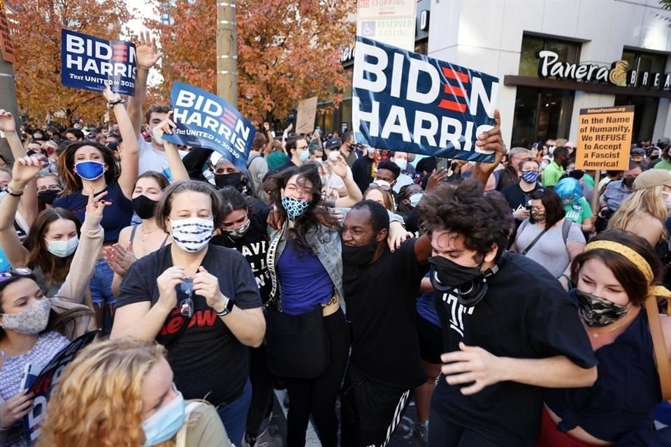 Personas celebran en Filadelfia tras el anuncio sobre la elección.