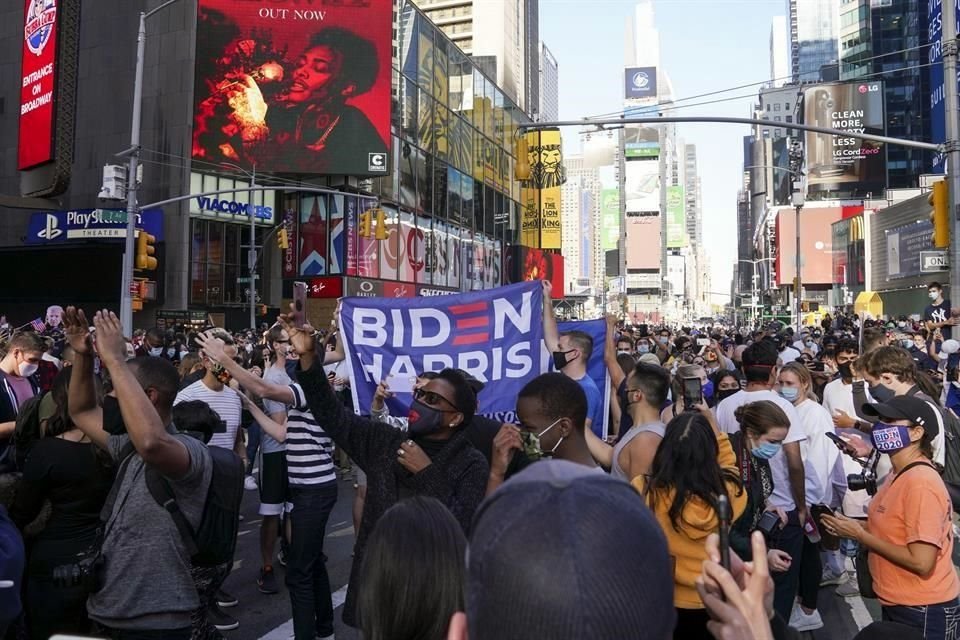 Vista de las calles de Times Square, en la ciudad de Nueva York, tras el triunfo de Biden y Harris.