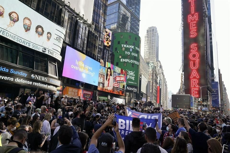 En la ciudad de Nueva York, dentro del estado que se llevó el demócrata, los estadounidenses salieron con banderas para celebrar.