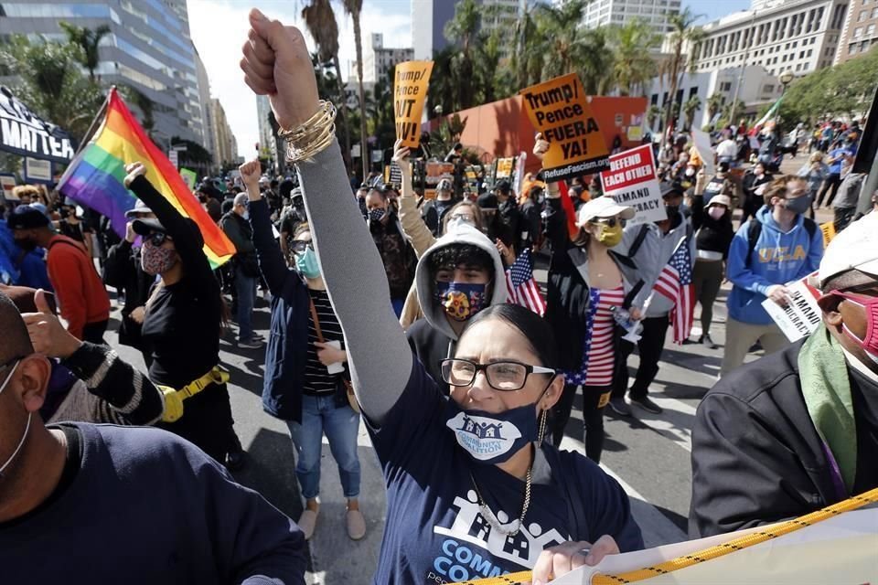 En Los Ángeles, California, una mujer alza la mano durante una marcha por el triunfo de Biden.