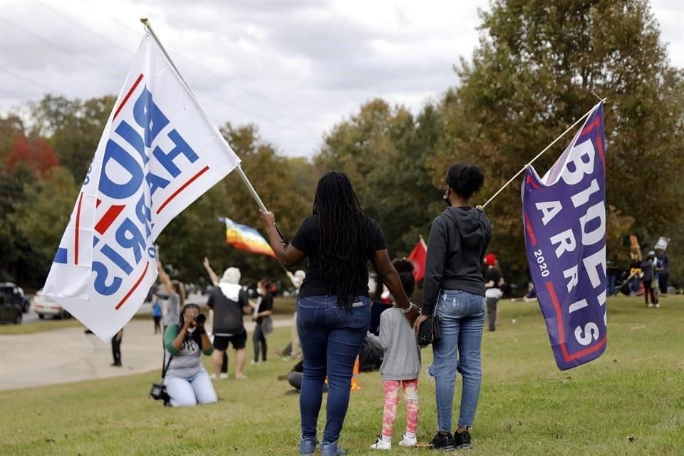 Una pareja afroamericana celebra el triunfo demócrata en Atlanta.