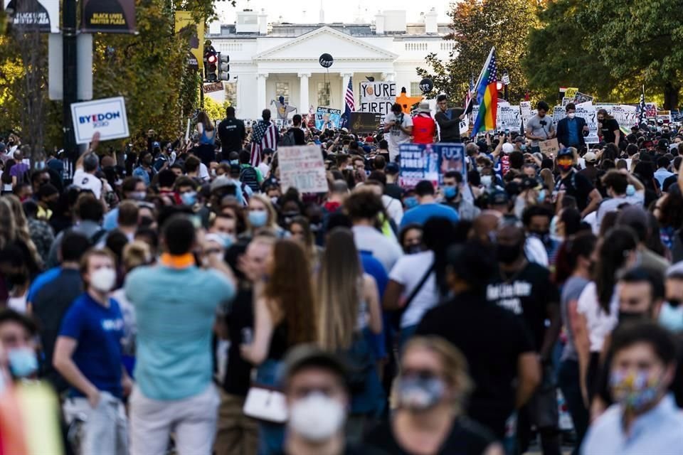 Al fondo de una celebración en Washington D.C. se observa la Casa Blanca.