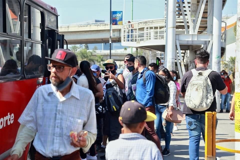 Parada de camiones a la salida de la estación del Tren Ligero en Periférico Sur, ayer entre las 13:40 y 14:10 horas. Los usuarios se aglutinaban en el lugar.