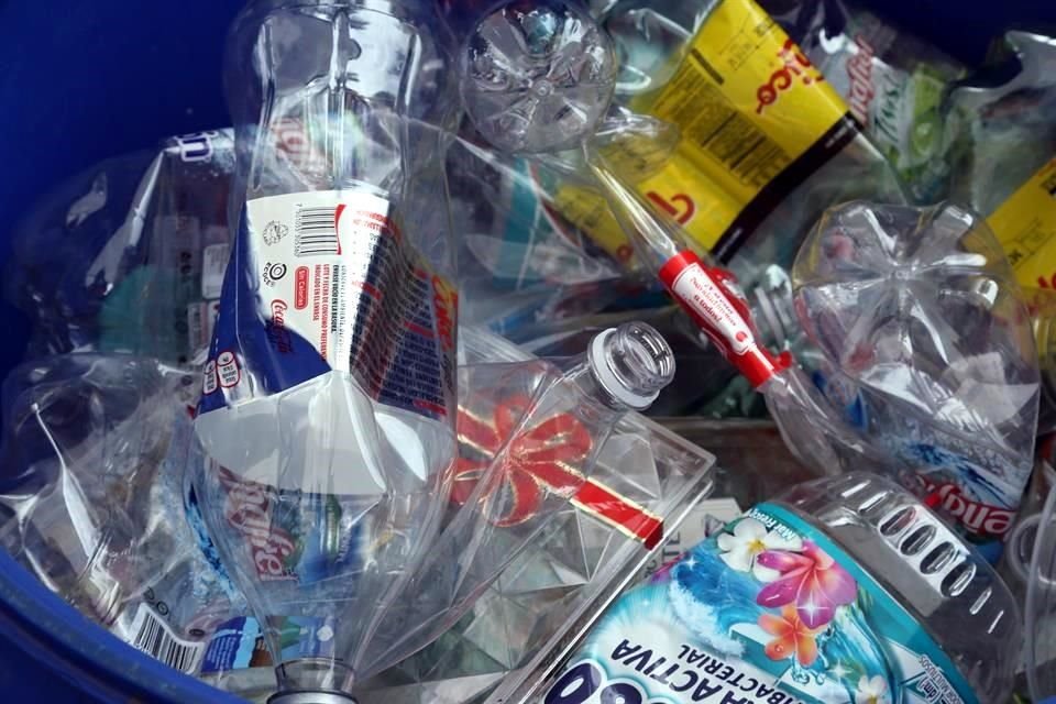 En el caso del PET, del cual se generan artículos como botellas, se recicla 50%.