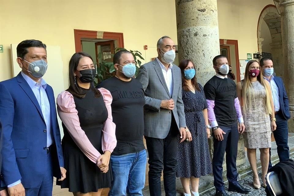 Alejandro Barbosa Padilla, director de Nariz Roja, se reunió con diputados locales para solicitar se destinen recursos para la atención de pacientes con cáncer.