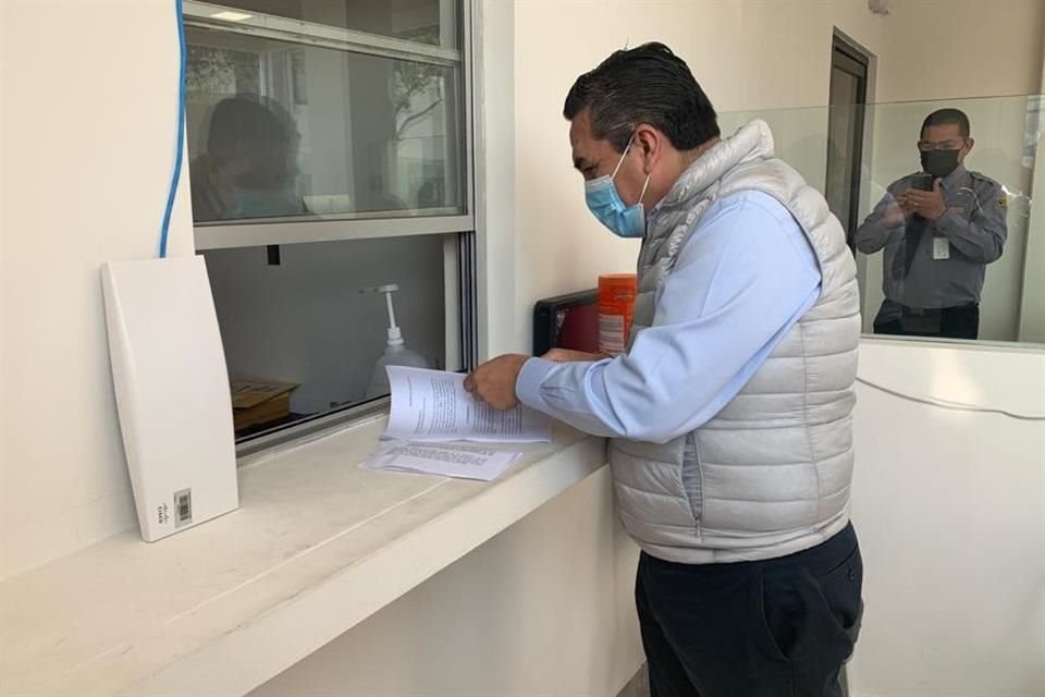 Felipe Enríquez acudió a la Comisión Estatal Electoral a presentar la denuncia contra el Diputado Francisco Cienfuegos.