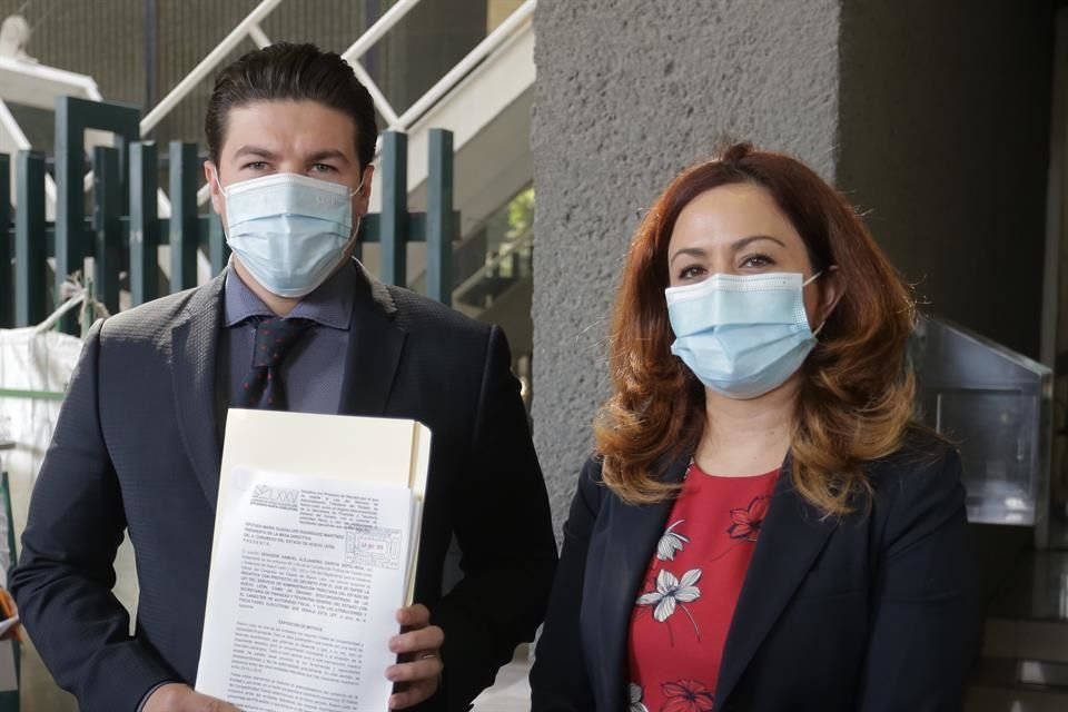 El Senador Samuel García realizó el anuncio acompañado de la Diputada local de MC, Mariela Saldívar.