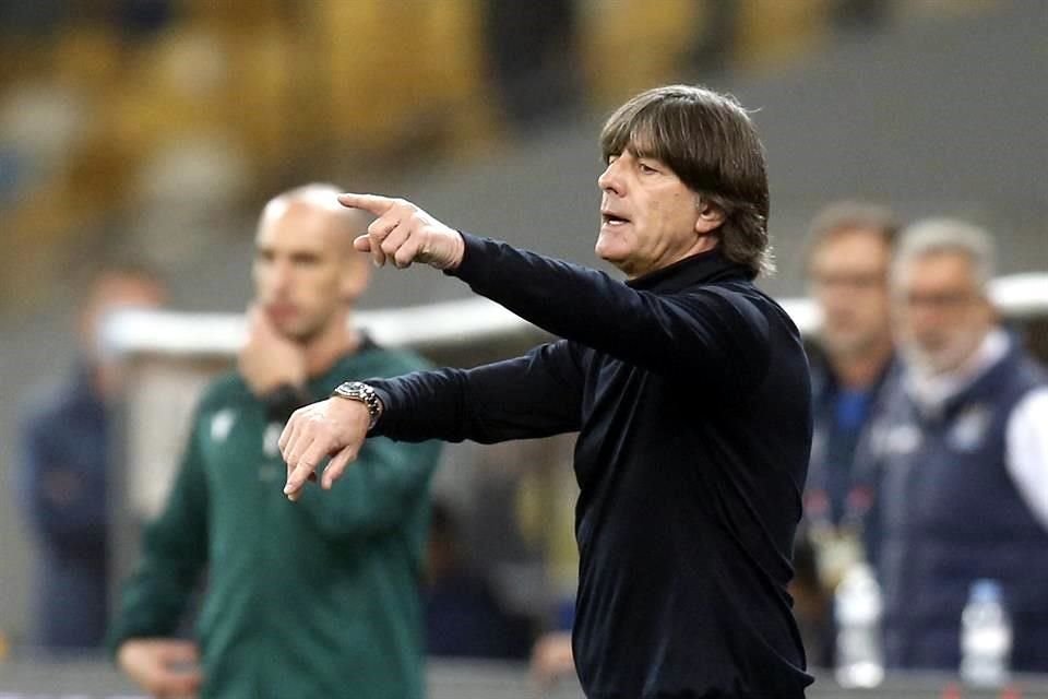 Joachim Löw ve demasiados partidos.