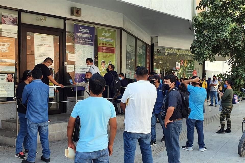 Decenas de personas se formaron en el exterior de la institución de crédito para los trabajadores, en la calle Ocampo.